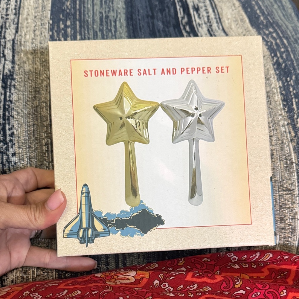 Cracker Barrel Star Stoneware Salt and Pepper Set - Gold and Silver